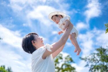 親子　高い高い　青空　キッズ